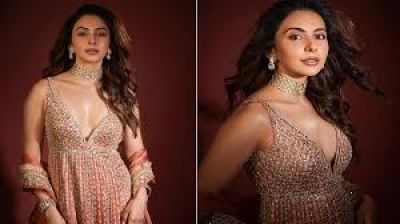 Rakul Preet Singh : डिजाइनर सूट पहन रकुल प्रीत सिंह ने अपनी हॉटनेस से यूजर्स को किया मदहोश