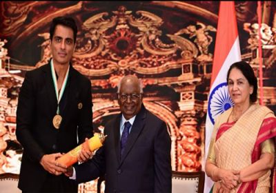 सोनू सूद को मिला ह्यूमैनिटेरियन अवॉर्ड; कोरोना काल के दौरान देशभर में की थी लोगों की मदद