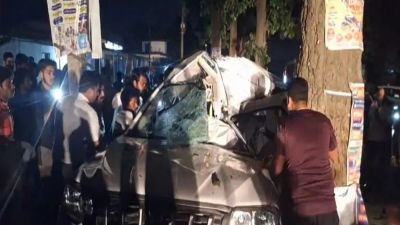 CG Accident : अनियंत्रित होकर पेड़ से टकराई तेज रफ्तार कार, युवक-युवती की मौके पर ही मौत, 3 की हालत गंभीर