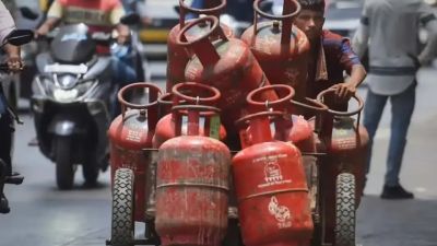 LPG सिलेंडर की कीमतों में बड़ी गिरावट...जानें अपने शहर में कितना सस्ता हुआ गैस सिलेंडर!