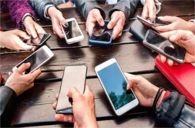 Mobile Recharge Hike: मोबाइल यूजर्स को लग सकता है झटका, 20% तक बढ़ सकते हैं टैरिफ