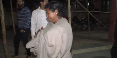 ठंड की रात में अस्पताल के बाहर सिसकती रही महिला, साथ में था नौ माह के बच्चे का शव