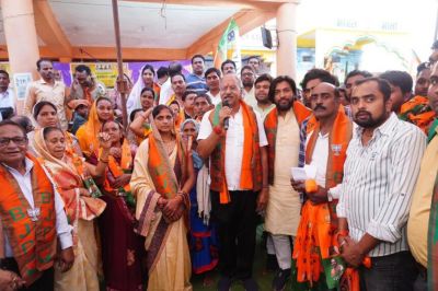 भाजपा प्रत्याशी बृजमोहन अग्रवाल की जनसंपर्क अभियान के दौरान 200 से ज्यादा लोग BJP में शामिल