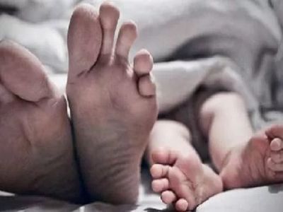 CG : अचानक पेट में दर्द होने पर अविवाहित युवती ने दिया बच्चे को जन्म, दोनों की मौत 