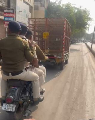 CG NEWS : खाकी पर कानून का शिकंजा! तीन सवारी में घूम रहे पुलिसकर्मियों पर SP ने कसी लगाम&hellip;