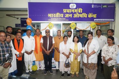 CG : सांसद बृजमोहन ने जन औषधि केंद्र का किया अवलोकन, बोले- गरीबों को सस्ती दवाएं और युवाओं को मिलेगा रोजगार