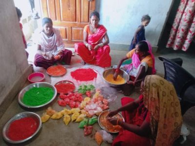 नक्सलियों ने जिन महिलाओं के जीवन को किया बेरंग, वही महिलाएं हर्बल गुलाल बनाकर लोगेां के जीवन में ला रही खुशहाली&hellip;