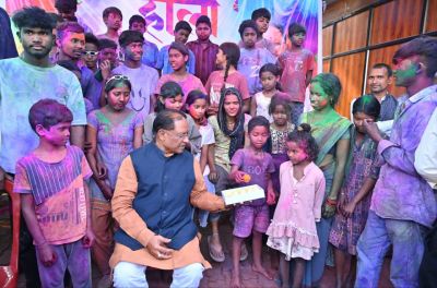 CG : मुख्यमंत्री विष्णुदेव साय ने बगिया में बच्चों संग मनाई रंगों की होली&hellip;