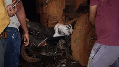 CG accident : रफ्तार का शौक पड़ा भारी...तेज रफ्तार बाइक खड़े ट्रक से टकराई, तीन दोस्तों की जान गई