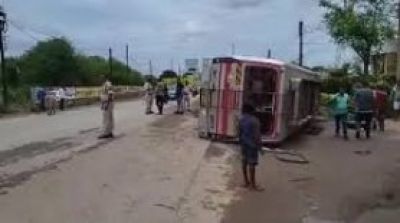 Accident : शिवरीनारायण से बिलासपुर जा रही 50 लोगों से भरी बस अनियंत्रित होकर पलटी,35 लोग हुए घायल
