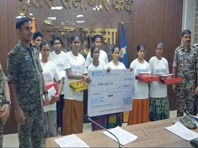 सुकमा में 26 लाख के 9 नक्सलियों ने SP और CRPF अधिकारियों के सामने सरेंडर किया