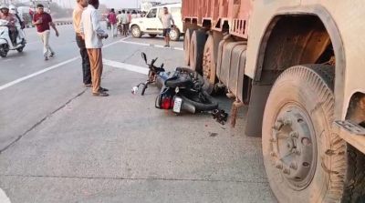 दिल दहला देने वाला हादसा : तेज रफ्तार ट्रक ने बाइक सवार को रौंदा, 2 हिस्सों में बंटा शरीर, मौके पर हुई दर्दनाक मौत
