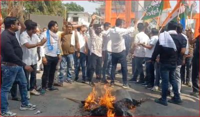 कांग्रेस कार्यकर्ताओं ने किया सीबीआई और केंद्र सरकार का पुतला दहन