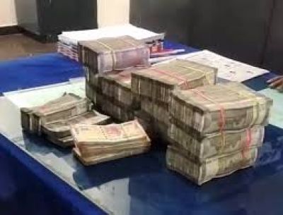 CG &ndash; चेकिंग के दौरान कार से मिला लाखों का कैश, नोटों के बंडल देख पुलिस का भी माथा चकराया, जानिए कहां से आया इतना कैश&hellip;