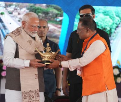 छत्तीसगढ़ की सांस्कृतिक पहचान और महिला सशक्तिकरण का प्रतीक भेंट : CM साय ने PM मोदी को भेंट किया बिलासा देवी केवट का मोमेंटो