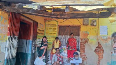 जर्जर भवन में संचालित है राशन दुकान : जान जोखिम में डालकर राशन लेने पहुंच रहे ग्रामीण