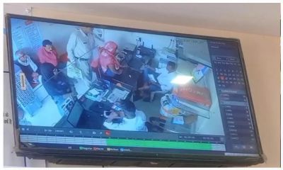 पुलिसवाला मोबाइल चोर : ग्राहक सेवा केंद्र में पहले चार्ज लगाने कहा, फिर शातिराना अंदाज में कर दिया पार&hellip;.