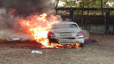 थाना परिसर में लगी आग से मची अफरा-तफरी, आरक्षक की कार जलकर खाक