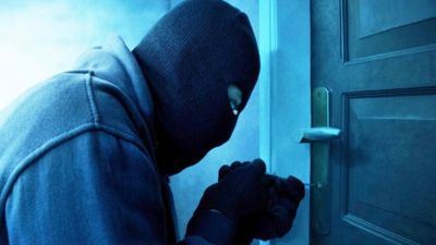 रेलवे आरक्षण केंद्र में नकाबपोश चोर ने मचाया उत्पात, CCTV घुमाकर उड़ाए नकद