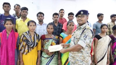 बस्तर में लाल आतंक को झटका; 28.5 लाख के 14 इनामी सहित 24 नक्सलियों ने किया सरेंडर 