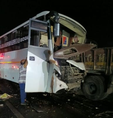 CG NEWS : जगदलपुर से रायपुर आ रही बस दुर्घटनाग्रस्त, एक यात्री की मौत, 8 घायल 