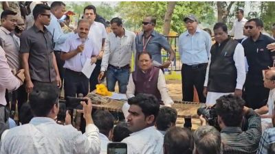 CG सुशासन तिहार- मुख्यमंत्री का हेलीकाप्टर अचानक उतरा बंदोरा गांव, पीपल पेड़ के नीचे मुख्यमंत्री ने लगायी चौपाल