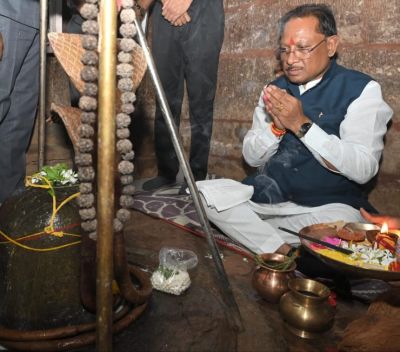 मुख्यमंत्री ने तेरहवीं शताब्दी के प्राचीन शिव व हनुमान मंदिर के किए दर्शन