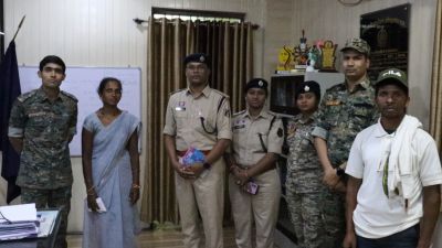 Surrender : 16 लाख के इनामी नक्सल दंपत्ति ने किया आत्मसमर्पण, माओवाद की राह छोड़ अपनाई मुख्यधारा