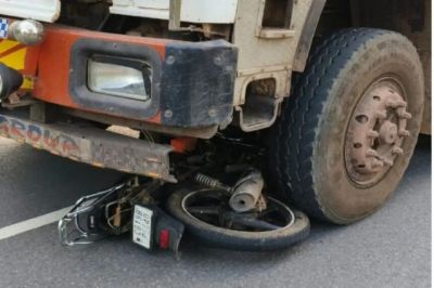 ACCIDENT NEWS : ट्रक में जा घुसी तेज रफ्तार बाइक, तीन लोगों की मौके पर दर्दनाक मौत