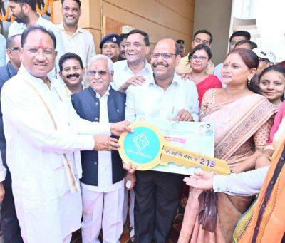 औचक दौरे पर अछोटी पहुंचे मुख्यमंत्री साय, निर्माणाधीन महतारी सदन का लिया जायजा, पानी से की तराई, अटल आवास के हितग्राहियों सौंपी चाबी