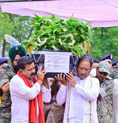 मुख्यमंत्री ने नक्सल मुठभेड़ में शहीद जवान मेहुल भाई के पार्थिव शरीर को कंधा देकर दी अंतिम विदाई, कहा &ndash; व्यर्थ नहीं जाएगा शहीद जवानों का सर्वोच्च बलिदान