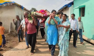 CG-पूर्व विधायक बेटी ने बेटा का निभाया फर्ज, मां की अर्थी को दिया कांधा, मुखाग्नि भी दी