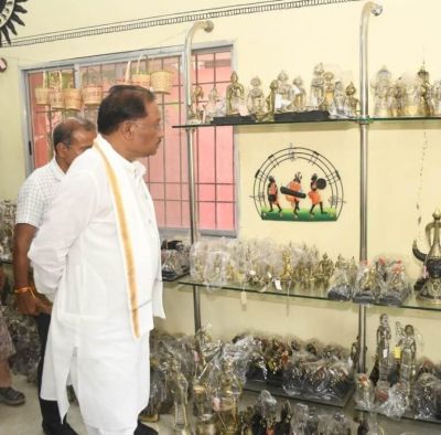मुख्यमंत्री विष्णु देव साय ने कोण्डागांव के शबरी एंपोरियम में बस्तर की जनजातीय कलाकृतियों का किया अवलोकन&hellip;.
