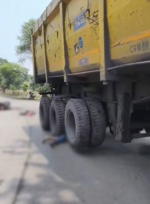 Accident : तेज रफ्तार ट्रेलर ने बाइक सवार युवकों को कुचला, चक्के में फंसकर दो टुकड़ों में बंटा युवक का शरीर