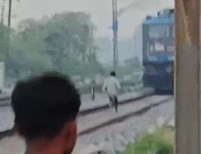 CG में रील बनाने के लिए युवक ने मालगाड़ी के सामने की स्टंटबाज़ी, लोको पायलट ने बचाने के लिए लगाया इमरजेंसी ब्रेक
