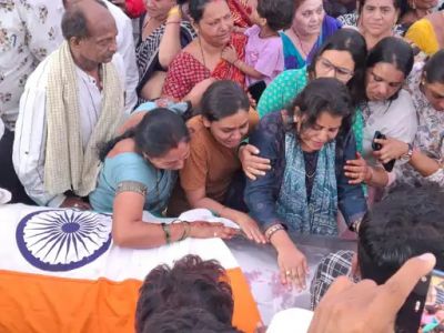 तिरंगे में लिपटे एएसपी आकाश राव गिरिपुंजे को दी गई अंतिम विदाई, बिलख-बिलखकर रोई पत्नी&hellip;