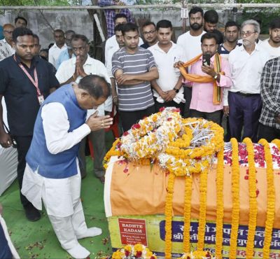 मुख्यमंत्री विष्णु देव साय ने शहीद एएसपी आकाश राव गिरपुंजे को उनके निवास पहुंचकर श्रद्धांजलि दी.