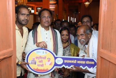 प्रधानमंत्री आवास योजना ने बुजुर्ग को दिलाया पहला पक्का घर, सपनों का आशियाना पाकर भावुक हुए संतु चक्रेस, मुख्यमंत्री साय से सौंपीं पक्के मकान की चाबी&hellip;