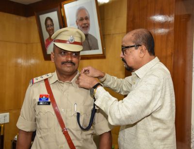 राज्यपाल रमेन डेका ने निरीक्षक नीलकिशोर अवस्थी को डीएसपी पद पर स्टार लगाकर दी शुभकामनाएं&hellip;.