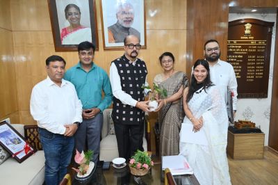 टीम सोनू सूद चैरिटी क्लब रायपुर ने अपने सेवा कार्यों की एक वर्ष की उल्लेखनीय यात्रा पूर्ण होने के उपलक्ष्य में आज राज्यपाल रामन डेका से सौजन्य भेंट की