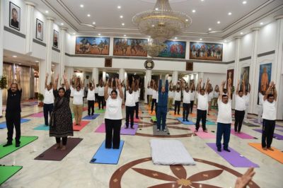 Yoga Day : राजभवन में आयोजित हुआ योग शिविर