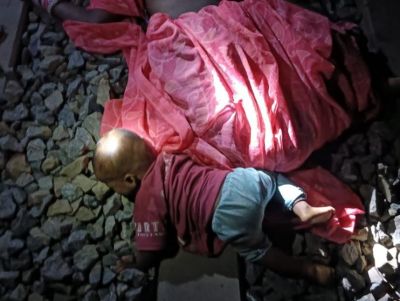 दिल दहला देने वाली घटना : रेलवे ट्रैक पर मिली महिला की लाश, पास में था 5 महीने का मासूम, नजारा देख लोगों की आंखें हुई नम&hellip;.