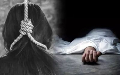 CG : साड़ी के पल्लू से लटका मिला महिला का शव, आत्महत्या या साजिश? फैली सनसनी