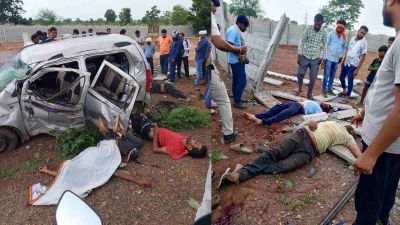दर्दनाक हादसा : दीवार से टकराई तेज रफ्तार कार, तीन लोगों की मौत, दो की हालत गंभीर, कार के उड़े परखच्चे&hellip;..