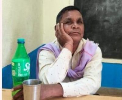 CG - स्प्राइट की बोतल में शराब लाकर जाम छलकाते नजर आए मास्टर साहब!