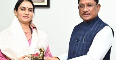 पर्यावरण संरक्षिका &lsquo;वॉटर वुमन&rsquo; शिप्रा पाठक से मुख्यमंत्री विष्णु देव साय की भेंट, सराहे गए पौधरोपण अभियान