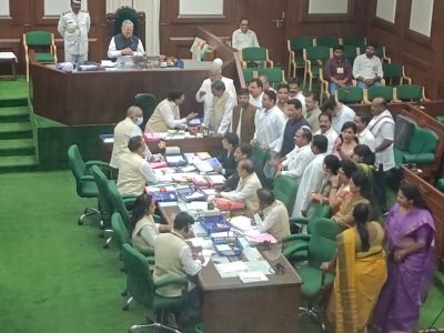 विधानसभा में खाद-बीज की किल्लत पर कांग्रेस का हंगामा, गर्भगृह में घुसे 23 विधायक हुए निलंबित, सरकार ने किया स्थगन खारिज