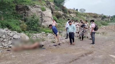 CG &ndash; नग्न हालत में मिली युवक की लाश, पत्थर से सिर कुचलकर किया मर्डर, इलाके में फैली सनसनी