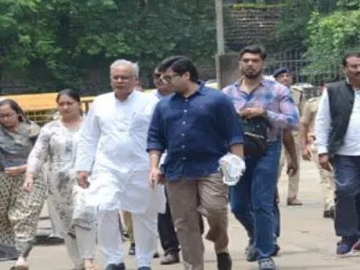 BREAKING : बेटे चैतन्य से मिलने पूर्व मुख्यमंत्री भूपेश बघेल सपरिवार पहुंचे ईडी कार्यालय, कहा- बेवजह मेरे बेटे को फंसाया जा रहा