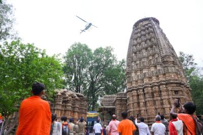 ब्रेकिंग : भोरमदेव में ऐतिहासिक क्षण कावड़ियों पर हेलीकॉप्टर से पुष्पवर्षा मुख्यमंत्री विष्णु देव साय और उपमुख्यमंत्री विजय शर्मा का भावनात्मक